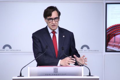 El líder del PSC, Salvador Illa, durante una rueda de prensa en el Parlament.