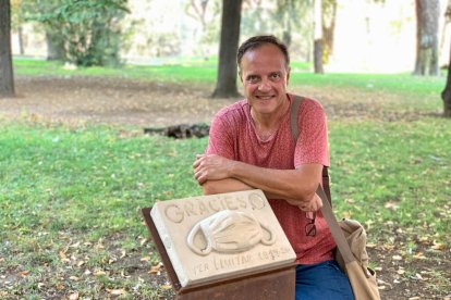 L'artista Ignasi Arqué, amb l'escultura que ha donat a l'Hospital Arnau de Vilanova per agrair la tasca del personal sanitari durant la pandèmia.