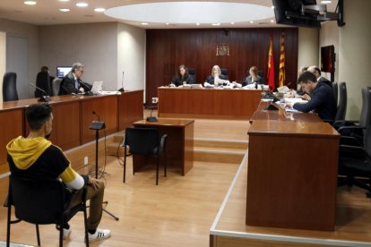 L'acusat, en la primera sessió del judici de dilluns a l'Audiència de Lleida.