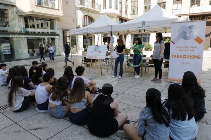 Alumnos que participaron ayer en actividades en Lleida para prevenir el consumo de tabaco