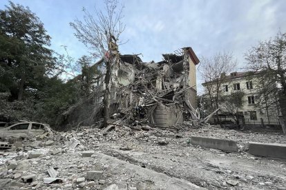 Los daños causados por el bombardeo a una zona residencial en la ciudad de Zaporiyia ayer jueves.