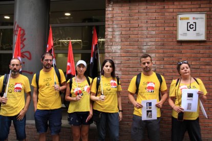 6 representants de la CGT s'han reunit davant per presentar una denúncia a Inspecció de Treball