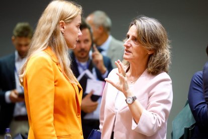 La comisaria europea de Energía, Kadri Simson, con la viceministra tercera del Gobierno español y ministra de Transición Ecológica en el Consejo Extraordinario de Energía en Bruselas este viernes.