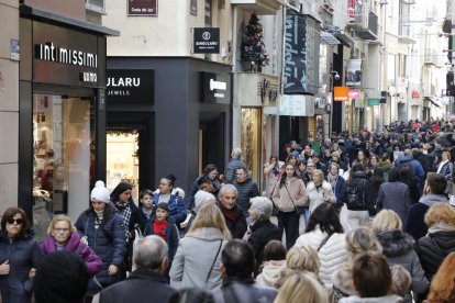 L’Eix Comercial es va omplir ahir al matí i a la tarda de persones a la recerca d’ofertes.