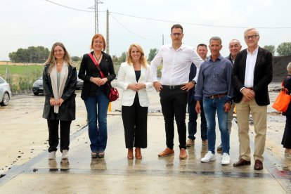 La consellera d'Economia i Hisenda, Natàlia Mas, amb representants institucionals i d'Alcarràs Bioproductors durant una visita a aquesta planta de compostatge, al tocar de la qual s'hi farà una planta que tractarà proteïna vegetal