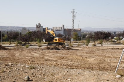 Obras de urbanización. Los propietarios de Torres Salses están llevando a cabo las obras de urbanización de toda la zona, que incluyen adaptar algunos viales y solares a la reparcelación para el plan comercial.