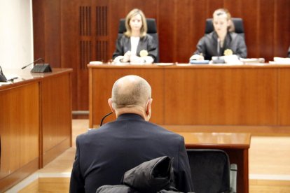 El acusado de agredir sexualmente a su sobrina en Lleida, durante el juicio en la Audiencia.