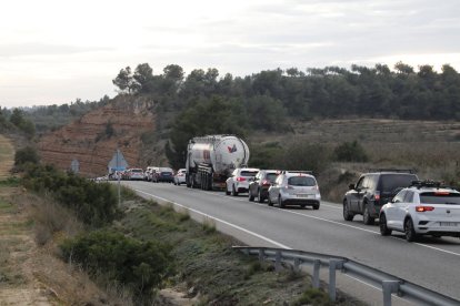 Vehículos que circulaban en dirección a Flix parados ayer tras el accidente. 