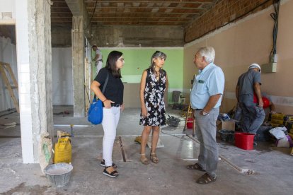 Jordina Freixanet y Sandra Castro visitaron ayer las obras del nuevo comedor.