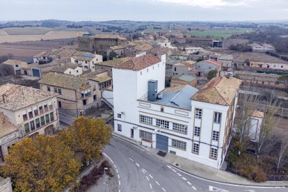 La antigua harinera Balcells, a la entrada del pueblo de Concabella. 