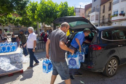 Los vecinos de Bovera se abastecieron ayer de agua embotellada. 