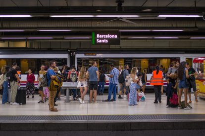 Viajeros afectados por la avería masiva del servicio se acumularon durante la mañana en la estación de Sants.