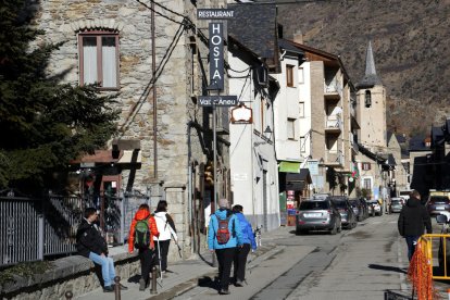 Un grupo de turistas andando por Esterri d'Àneu, al Pallars Sobirà.