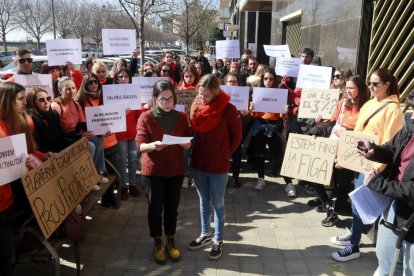 Dues membres de la Plataforma Educadores Socials de Ponent llegeixen el manifest davant dels Serveis Territorials del Departament de Drets Socials de Lleida