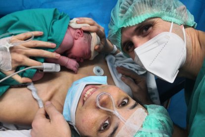 Marina y Lluís junto a su hijo recién nacido Aran, ayer en el Hospital Comarcal del Pallars, en Tremp.