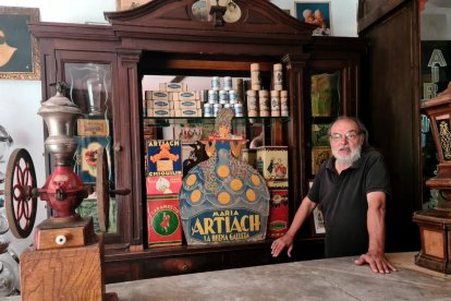 Farràs, impulsor de les Botigues Museu, en la recreació de la pastisseria a Salàs.