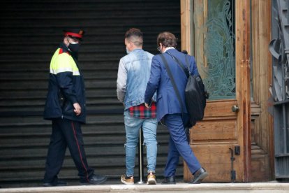 Un dels acusats en el judici per la violació múltiple a una noia a Sabadell accedint a l'Audiència de Barcelona l'abril del 2021.