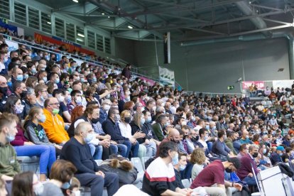 Unos 4.800 aficionados casi han llenado el pabellón.