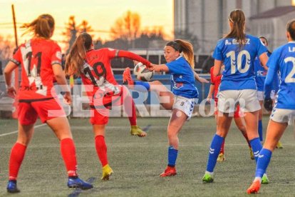 Gema Arrabal rodeada de defensas del Rayo