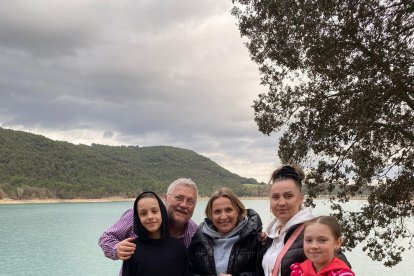 Imatge de la família de refugiats acollida a Riner, al pantà de Sant Ponç.