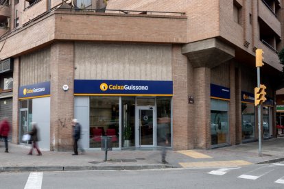 Imatge de l’oficina bancària que té CaixaGuissona al passeig de Ronda, a Lleida.