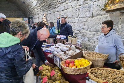 La Fira de Nadal va reunir ahir disset parades al pati de la Casa Gran del Miracle.