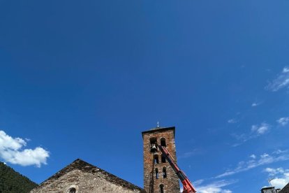 Operarios descolgando el pasado viernes las dos campanas para trasladarlas a un taller de Reus. 