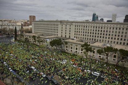 Milers de transportistes es van concentrar ahir davant de la seu del ministeri a Madrid.