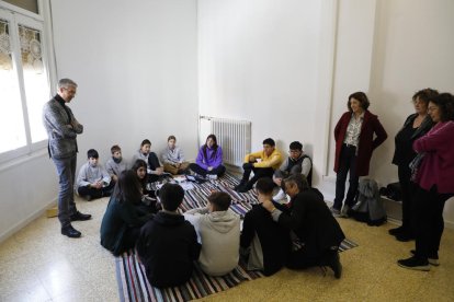 Alumnes de Fedac Lleida que participen en el programa, amb responsables d’Educació.