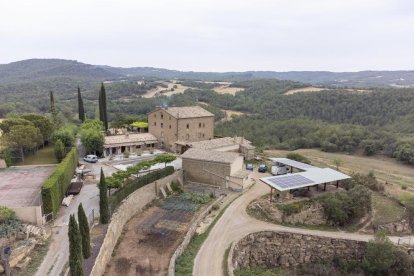 La casa rural La Ribereta forma part de la finca de la masia de Mas Povia, a la imatge.