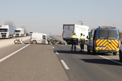 Vista de la furgoneta que va xocar ahir amb una camioneta a l’Ll-11 entre Lleida i els Alamús.