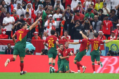 Els jugadors portuguesos celebren el gol de Guerreiro, que significava el 4-0.