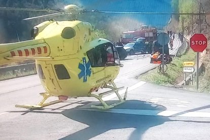 L’helicòpter medicalitzat del SEM ahir a l’accident de la C-14 a Organyà.