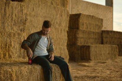 Joan Bertrand en una de las tomas del televisivo anuncio de Estrella Damm.