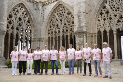 Alcaldes y responsables de la nueva ruta turística  ‘Fars de Ponent’, ayer en el claustro de la Seu Vella.