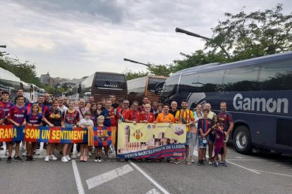 Unes 50 persones, socis i simpatitzants de les penyes lleidatanes Som un Sentiment i 1970 van viatjar diumenge a Barcelona per disfrutar del Trofeu Joan Gamper.