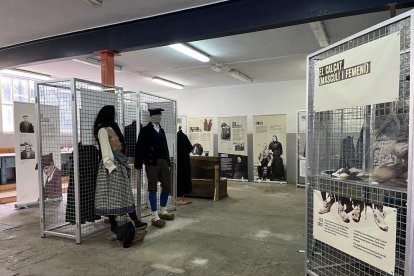 La muestra ‘Enfilant l’agulla’, en el edificio del taller de la central hidroeléctrica. 