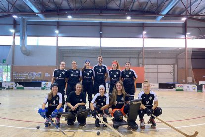 Les jugadores de l’Alpicat, amb el tècnic Miquel Serret, ahir al pavelló de Mollerussa.