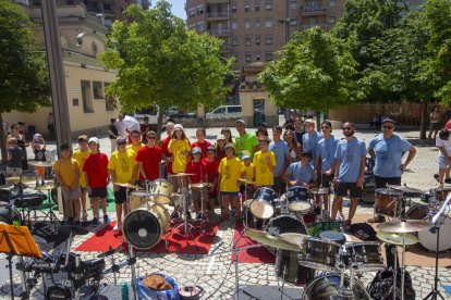 Participantes ayer en el ‘Planeta Bateria’, con camisetas de colores según el nivel de interpretación.