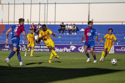 Pape Diamanka, rematant la passada enrere de Comeras, per anotar el primer gol del partit i estrenar-se com a golejador amb la samarreta del Lleida.