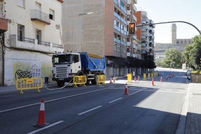 Tall parcial de l'avinguda de les Garrigues per demolir un edifici