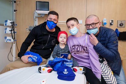 Robert Lewandowski, durante la visita que hizo a un hospital infantil.