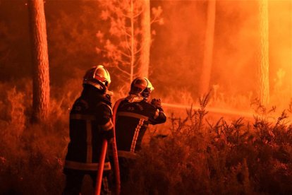 Dos bombers treballen a la regió francesa de Nova Aquitània.