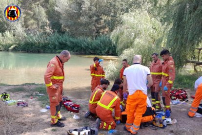 Els serveis d’emergències al lloc on va morir el pare de la nena.