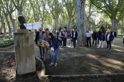 Ofrena. Abans de les marxes, UGT, Fèlix Larrosa (PSC) i Jordina Freixanet (ERC) van fer una ofrena al monument a Pablo Iglesias, fundador del PSOE.