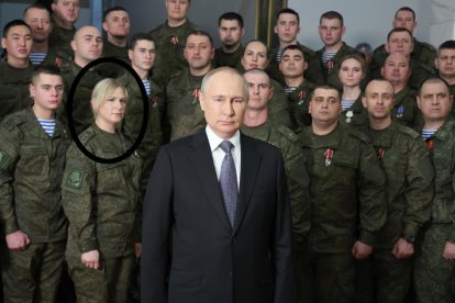 Putin usa figurantes en sus apariciones  -  El presidente ruso, Vladímir Putin, dio el sábado su discurso de Año Nuevo rodeado de supuestos militares, entre ellos una mujer rubia. Se trata de Larisa Sergukhina, del partido Rusia Unida y miembro  ...