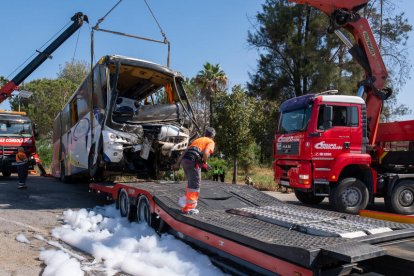 La grua mentre retirava ahir les restes de l’autobús sinistrat.