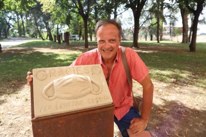 L’autor de l’obra, Ignasi Arqué, posa amb la seua escultura ahir a la tarda als jardins de l’hospital.