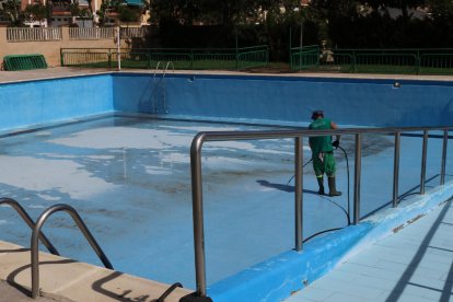 Els treballs de repintat de les piscines de Mequinensa.