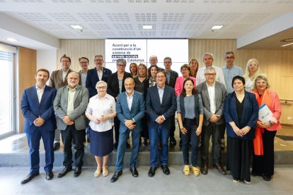 Foto de grup dels implicats en l’acord.